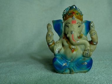 Lord Ganesha mavi ve beyaz renkli dini heykel beyaz arka planda izole edilmiş olarak sunuluyor..