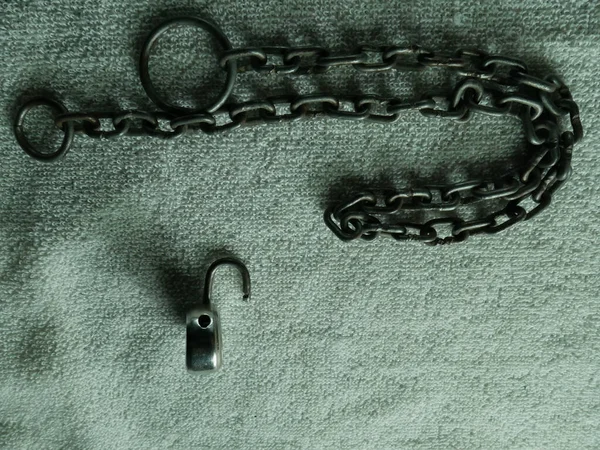 Iron Chain Lock Displaying White Fabric Mechanic Concept Image — Stock Photo, Image