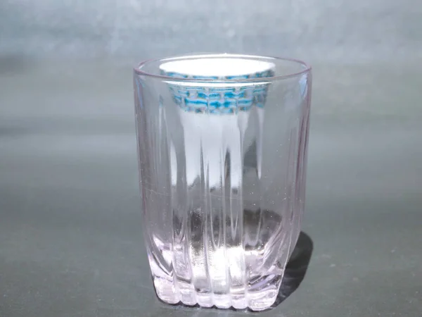 Wasserglas Präsentiert Mit Teetasse Hinter Reflexion Auf Objekt Der Mitte — Stockfoto