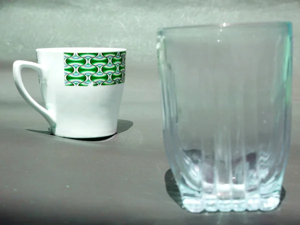 中国土制茶杯在灰色背景的模糊玻璃图像 厨房餐具图像后呈现 — 图库照片