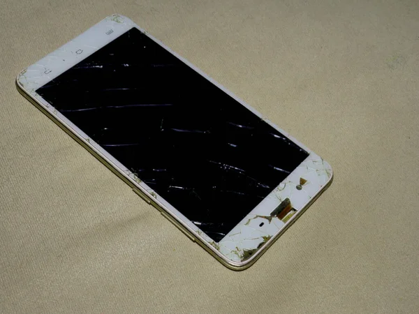 Telefone Celular Estragado Isolar Superfície Branca Imagem Objeto Tecnologia — Fotografia de Stock