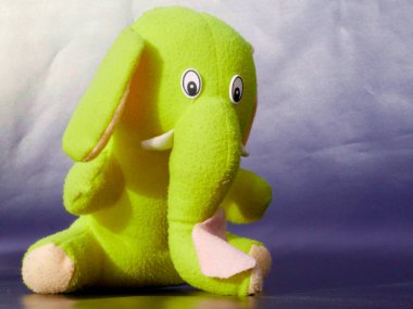 Sarı renkli fil, yumuşak oyuncak gri arka planda izole, nesne görüntüsü oynayan çocuklar.