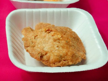 Beyaz öğütücü tabakta servis edilen geleneksel Asya buğday unu bisküvisi.