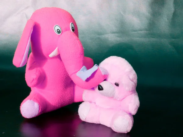 Розовый Слон Трогает Щенка Животное Мягкая Игрушка Изолировать Сером Фоне — стоковое фото