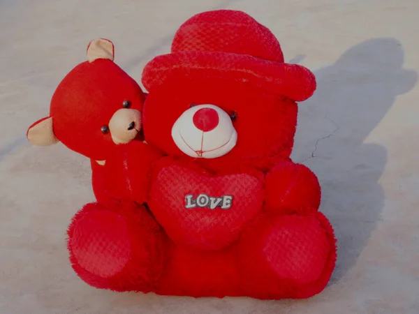 Zwei Rote Teddybären Für Liebes Und Beziehungskonzept Überreicht Kinder Spielen — Stockfoto