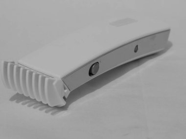 Beyaz arkaplanda sunulan saç kesme aracı.