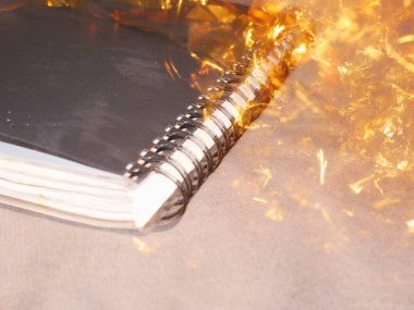 Eğitim günlüğü not defteri köşesinde çerçeve üzerinde ateş ışığı etkisi olan görünüm.