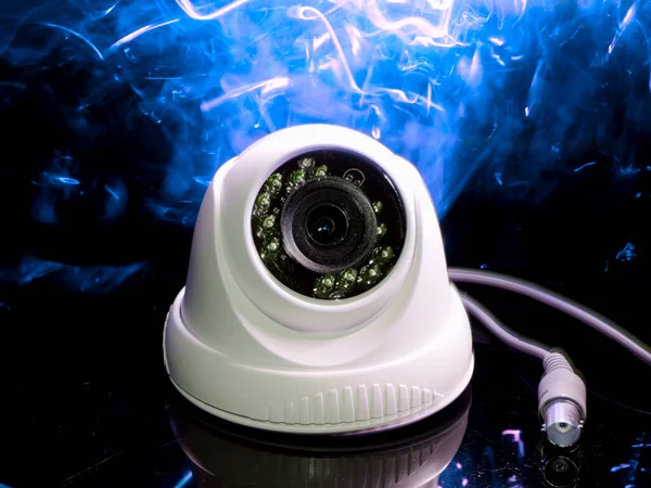 Kamera Monitoringu Izolowana Niebieskim Tłem Efektu Świetlnego — Zdjęcie stockowe