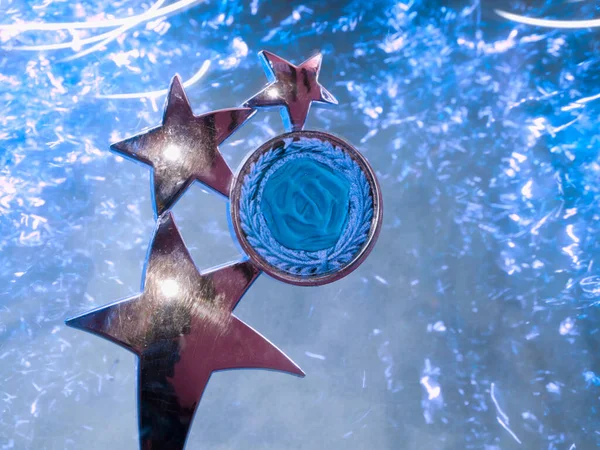 Kazanan Ödül Kalkanı Yıldızları Mavi Işıklı Arka Planla Sunuluyor — Stok fotoğraf