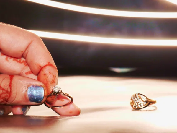 Meisje Hand Holding Ring Achter Licht Stralen Achtergrond Schoonheid Mode — Stockfoto