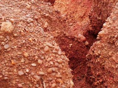 Yağmur suyu, doğa toprak mimarisi sunumu sırasında oluşan taş alan deseni.