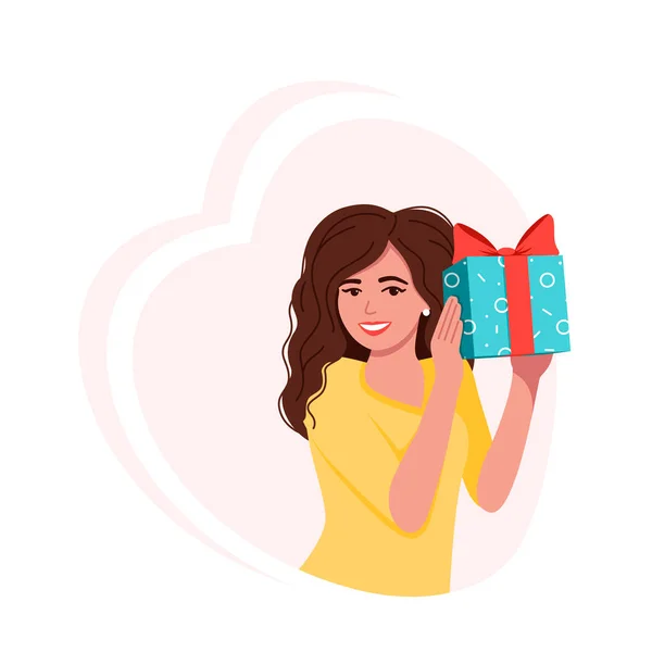 Una mujer sostiene una caja de regalo cerca de su oreja y sonríe . — Vector de stock