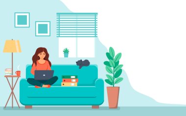 Kanepede oturan kız evden bilgisayarla çalışıyor. .