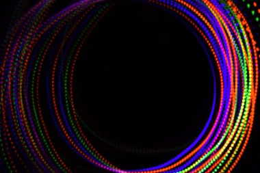 Bir daire içinde düzenlenmiş ışık çemberleri .