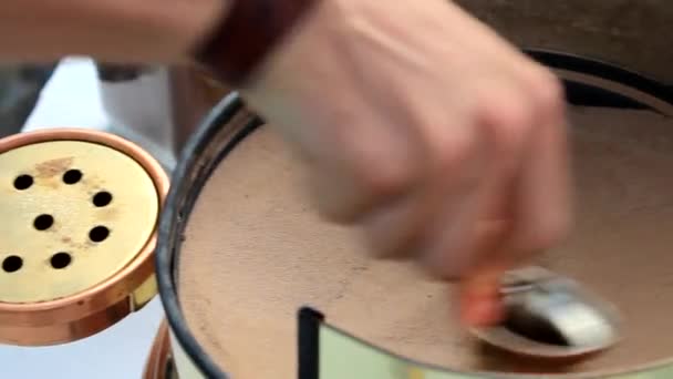 Förberedelse turkiskt kaffe på den heta sanden — Stockvideo