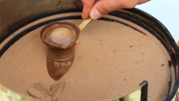 Förberedelse turkiskt kaffe på den heta sanden — Stockvideo