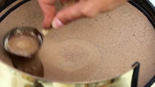 Zubereitung türkischer Kaffee im heißen Sand — Stockvideo