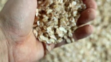 Adam yulaf elinde içki alıyor.