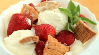 Çilekli dondurma ve waffle ile tatlı