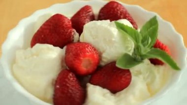 Çilekli dondurma ve nane ile tatlı