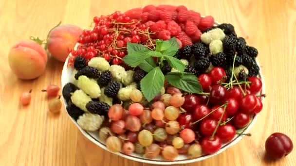 Fresh sweet fruits revolve — Stock Video