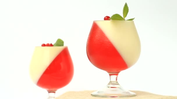 Желе десерт з ягодами в склянці — стокове відео