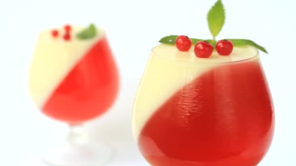 Jelly dessert med bär i ett glas — Stockvideo