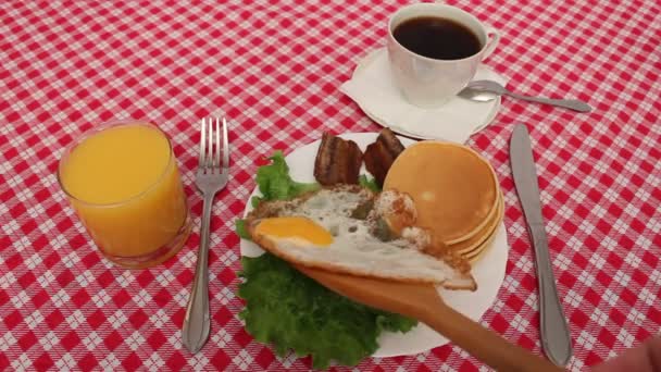 Сніданок з беконом та яйцями та млинцями — стокове відео