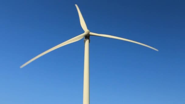Turbiny wiatrowe na świt, zielonej energii. Energia wiatru, energia wiatru — Wideo stockowe