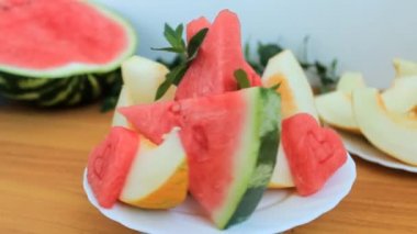 Taze tatlı karpuz ve kavun dilimleri döndürmek