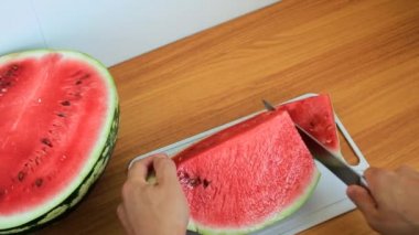 Adamın elleri karpuz kokulu dilimler halinde kesin.