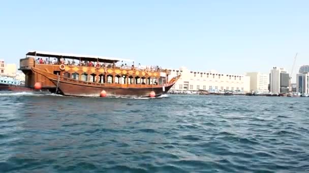 Traditionelle Boote am Dubai Creek — Stockvideo