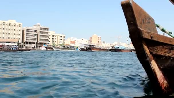 Радиальные лодки у ручья Дубай — стоковое видео
