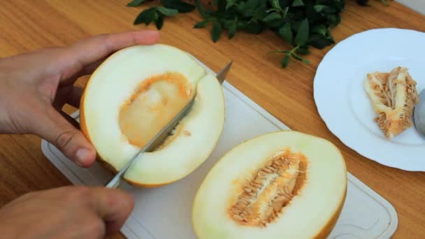 Les mains de l'homme coupent le melon parfumé mûr en tranches — Video