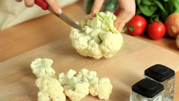 Female hands cut the cauliflower into florets — Stock Video