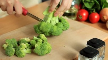 Brokoli florets içine kesilmiş eller