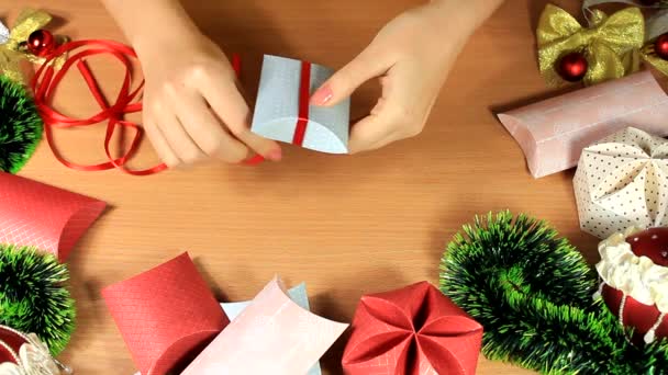 Regalo de Navidad en una caja pequeña — Vídeos de Stock