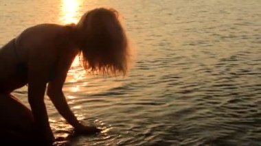 Denizde şafak sıçramasına genç bir kadın