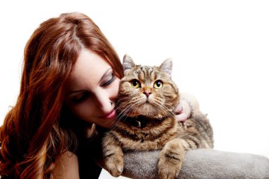 Kedisi olan güzel kadın