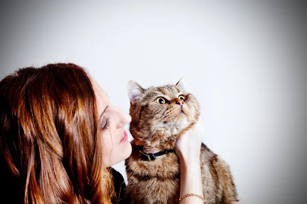 아름 다운 젊은 여성이 그녀의 고양이 함께 — 스톡 사진