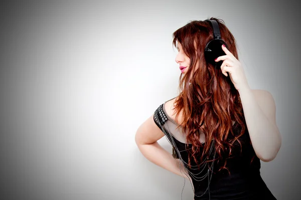 Bella giovane donna che ascolta musica con le cuffie Lifestyle concept — Foto Stock