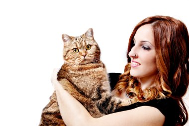 Kedisi olan güzel kadın