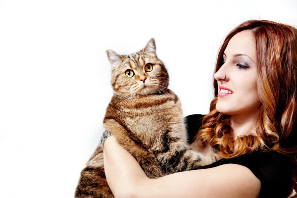 Bella giovane donna con il suo gatto — Foto Stock