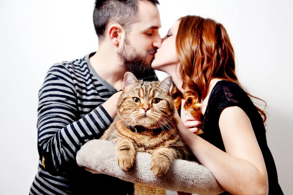 행복 한 젊은 커플 그녀의 고양이와 애완 동물. 라이프 스타일 — 스톡 사진