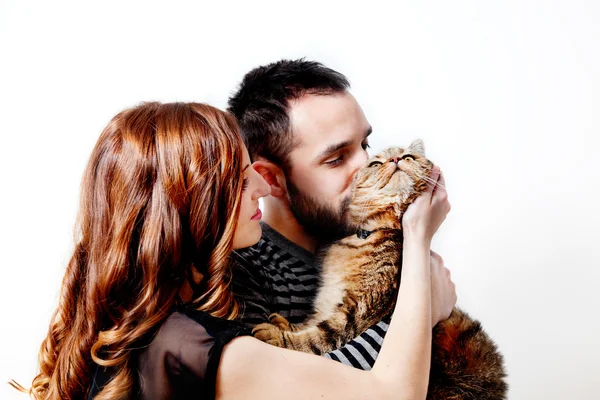 행복 한 젊은 커플 그녀의 고양이와 애완 동물. 라이프 스타일 — 스톡 사진