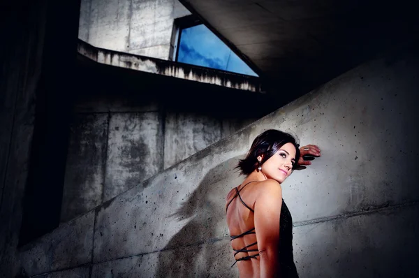 Bella ragazza poggia contro un muro di cemento. stile di vita — Foto Stock