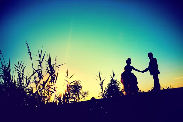 Silhouette, Form eines Brautpaares bei Sonnenuntergang. — Stockfoto