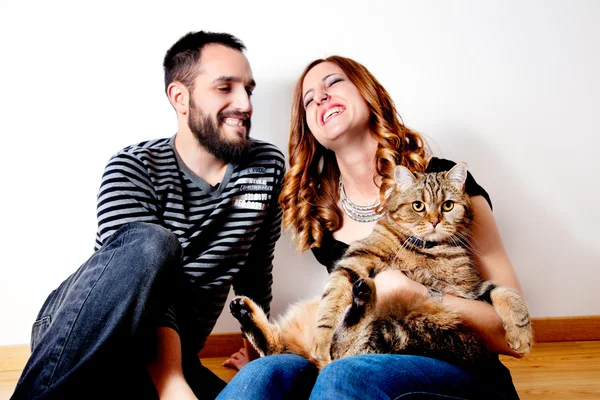 Jeune couple heureux avec son chat, animaux de compagnie. Mode de vie Images De Stock Libres De Droits