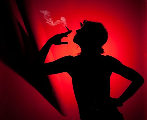 女性吸烟的剪影 — 图库照片