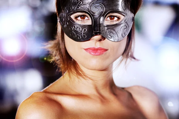 Ritratto di donna bella e misteriosa con maschera di carnevale. — Foto Stock